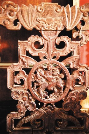?？谑行阌^(qū)榮山村，百年陳氏老宅里的精美木雕。 海南日?qǐng)?bào)記者 張茂 攝