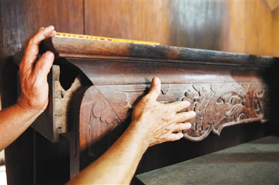 百年陳氏老宅里頗有歷史厚重感的老家具。海南日?qǐng)?bào)記者 張茂 攝