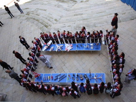 少先隊(duì)員觀看無(wú)人機(jī)