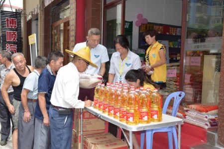 愛心物資派發(fā)現(xiàn)場。