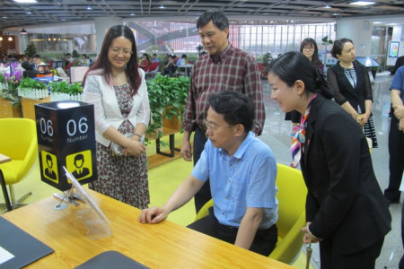 馮廣俊主任考察市政務(wù)中心琶洲分中心。