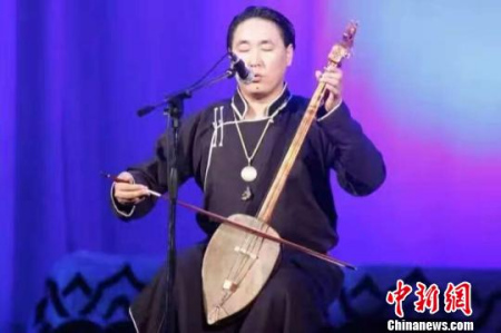 圖為青年呼麥表演者青龍的演出劇照。呼和浩特民族演藝集團 供圖