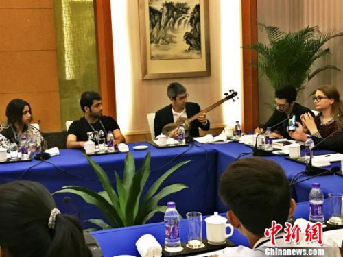 阿塞拜疆小伙子Fazil現(xiàn)場彈唱民族樂器塔爾琴?！⒅?攝