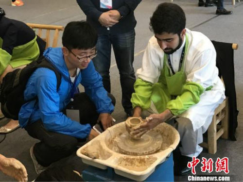 青年代表學(xué)習(xí)銅官窯瓷器制作?！⒅?攝