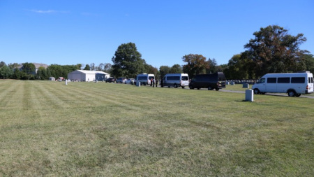 同鄉(xiāng)會(huì)派公共汽車，帶鄉(xiāng)親拜山。(美國《世界日?qǐng)?bào)》)