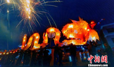 江西省德興市新崗山鎮(zhèn)新建村村民舞動(dòng)全長300多米、由500多個(gè)花燈組成的板凳龍燈。(<a target='_blank' >中新社</a>記者 舒?zhèn)?攝)
