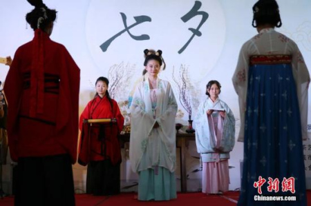 西安百余名漢服愛(ài)好者齊聚漢城湖畔，身著漢服向織女星乞求智巧，并以折紙、漢舞表演、茶藝展示等形式度過(guò)七夕。圖為“乞巧”祭拜。張遠(yuǎn) 攝