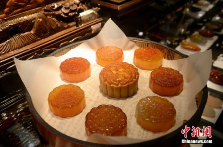 工藝美術(shù)大師雕出玉石“月餅”迎中秋 <a target='_blank' >中新社</a>記者 程景偉 攝