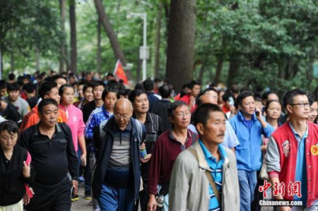 貴陽(yáng)市民重陽(yáng)節(jié)集體登上黔靈山望遠(yuǎn)。<a target='_blank' >中新社</a>記者 賀俊怡 攝