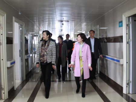 董錦燕在醫(yī)院考察醫(yī)務(wù)工作。