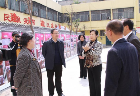 董錦燕參觀川匯區(qū)僑聯(lián)“情暖僑心、情系僑胞”工作圖片展。