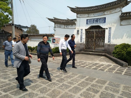 考察團(tuán)走進(jìn)騰越鎮(zhèn)下綺羅社區(qū)圖書館。