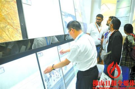 外國買家在選購瓷磚。/企業(yè)供圖