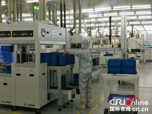 天合光能生產(chǎn)車間內(nèi)，泰國工人正在操作