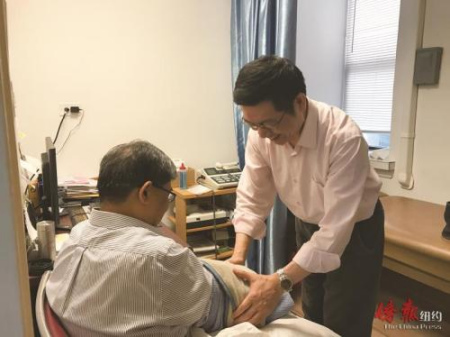 在診所里給病人治療。（美國《僑報》/李竑 攝）