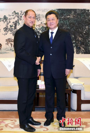 4月18日，國務(wù)院僑務(wù)辦公室副主任李剛在北京會見毛里求斯社會融合與經(jīng)濟增長部部長王純?nèi)f一行。<a target='_blank' >中新社</a>記者 張勤 攝