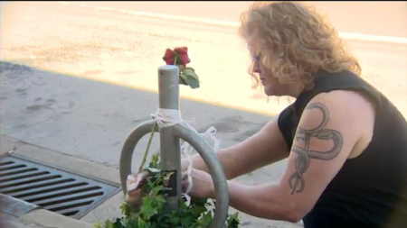 目擊民眾席格爾在車禍發(fā)生后，于事發(fā)現(xiàn)場(chǎng)為死亡女學(xué)生綁上白緞帶表悼念。(美國(guó)《世界日?qǐng)?bào)》)