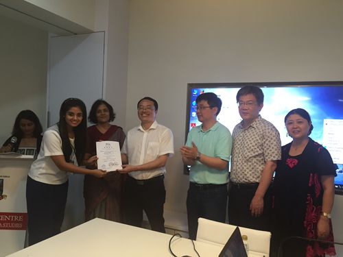 學(xué)員接受漢辦老師頒發(fā)的培訓(xùn)證書。