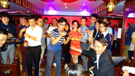 王瑞在一次青年協(xié)會(huì)與僑界活動(dòng)上，邀請(qǐng)池萬(wàn)升名譽(yù)主席講話(huà)。(法國(guó)《歐洲時(shí)報(bào)》/孔帆 攝)