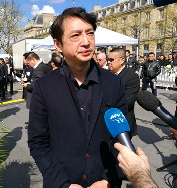 鄭立接受法新社采訪(fǎng)，談華人維權(quán)。(法國(guó)《歐洲時(shí)報(bào)》/孔帆 攝)