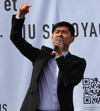 巴黎19區(qū)副區(qū)長(zhǎng)王立杰在一次華人維權(quán)活動(dòng)上。（法國(guó)《歐洲時(shí)報(bào)》/孔帆 攝）