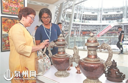 國際客商帶著當?shù)靥厣a(chǎn)品參會 (陳小陽 攝) 國際客商帶著當?shù)靥厣a(chǎn)品參會 (陳小陽 攝)