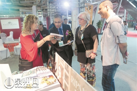 國際客商選購商品(陳小陽 攝) 國際客商選購商品(陳小陽 攝)