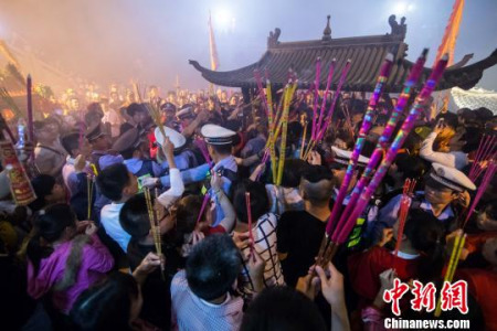 18日晚，媽祖信眾每人手持香火，將祖廟香爐圍得里外三層，等待零點(diǎn)時(shí)分的到來。　李南軒 攝