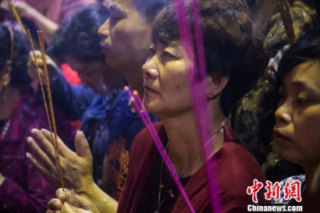 18日晚，媽祖信眾們虔誠膜拜、懇切許愿，臉上寫滿期待?！±钅宪?攝