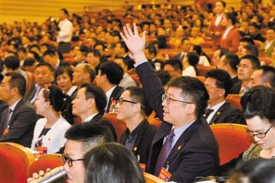 在委員即席發(fā)言環(huán)節(jié)中，委員們爭相發(fā)言，現(xiàn)場氣氛非常活躍。