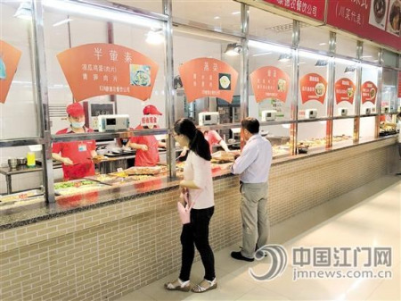 一些市民體驗(yàn)邑大食堂。肖開剛/攝