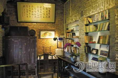 “一屋”的三樓書房古樸典雅。