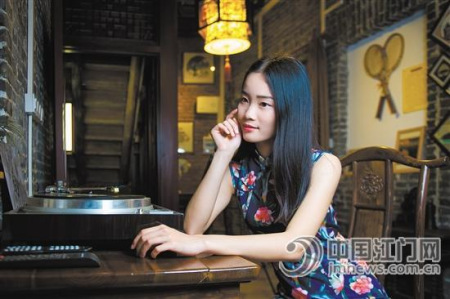 邑大學生在“一屋”欣賞留聲機的美妙樂曲。