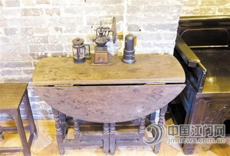 讓人懷舊的飯桌。