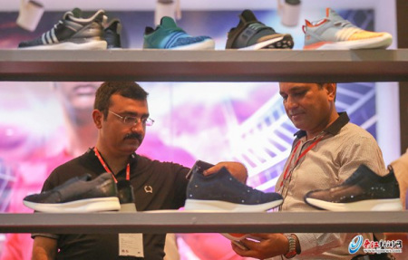 博覽會吸引了不少國外客商。 記者_董嚴軍 攝