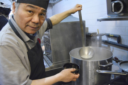 用來熬湯的大鐵鍋里，放入豬骨頭、雞腿、鴨腿等各種實(shí)實(shí)在在的大肉，不添加調(diào)味料，用兩天的時間熬出純白的骨頭湯。(美國《世界日報》/俞姝含 攝)