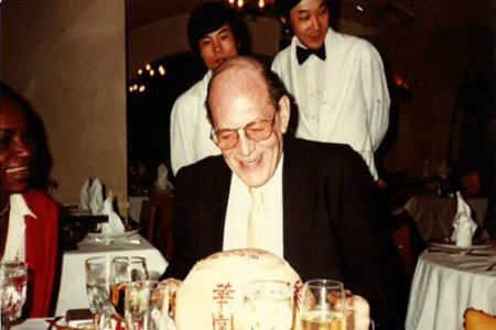 “華園”在70年代就吸引眾多外族裔顧客。(美國《世界日報》/俞姝含 攝