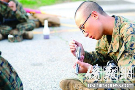 在訓(xùn)練中清理自己的槍支。（美國《僑報》/陳沉 攝）