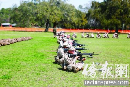 在訓(xùn)練中的亞裔士兵。（美國《僑報》/陳沉 攝）