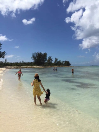 Rebecca和家人在邁阿密，她最終為孩子選擇了來(lái)美。Rebecca供圖