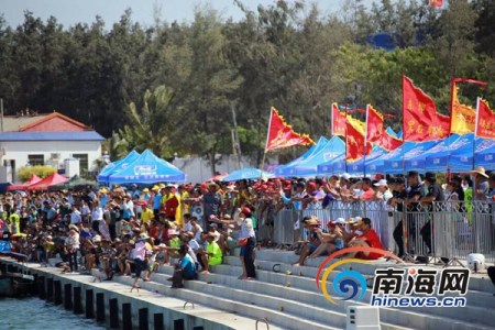 資料圖：2014年6月2日，“萬寧杯”海南省龍舟錦標賽在萬寧市和樂鎮(zhèn)港北港開賽。圖為附近村民前來吶喊助威。（圖片來源：南海網(wǎng) 記者 陳望 攝）