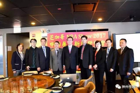 洪磊總領(lǐng)事、余鵬副總領(lǐng)事等總領(lǐng)館領(lǐng)事與美國(guó)中餐聯(lián)盟成員合照