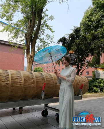 來自俄羅斯的安蓮娜為安化黑茶拍攝宣傳片，向俄羅斯推介安化黑茶。陳美淇 攝