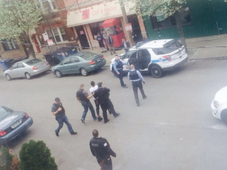 芝加哥華埠附近的高速公路日前發(fā)生槍案，導(dǎo)致1死1傷，其中一名嫌犯在華埠永活街附近被捕。（美國《世界日報》）