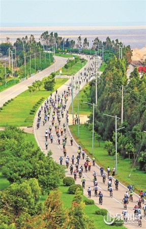 圖為2016海上絲綢之路環(huán)泉州灣國際公路自行車賽現(xiàn)場。
