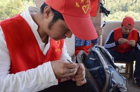 篆刻愛(ài)好者現(xiàn)場(chǎng)創(chuàng)作。