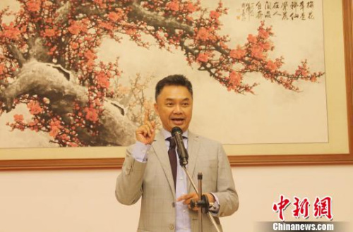 圖為印尼前副外長、印尼“外交政策協(xié)會”創(chuàng)始人Dino出席招待會并致辭?！×钟纻?攝