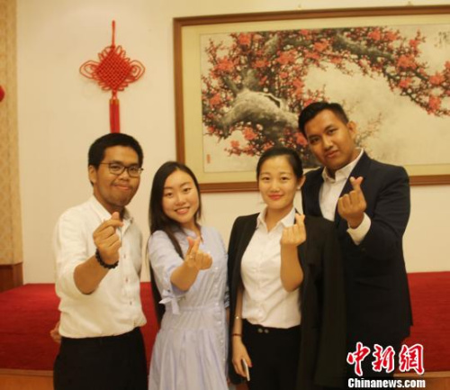 圖為兩國青年學(xué)生熱絡(luò)交流。　林永傳 攝