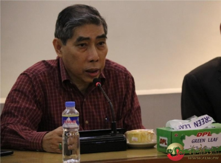 華助中心主任莊前進(jìn)發(fā)言。(菲龍網(wǎng)記者攝)