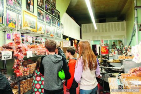 多種樣式的幸運餅吸引了不同年齡的食客。